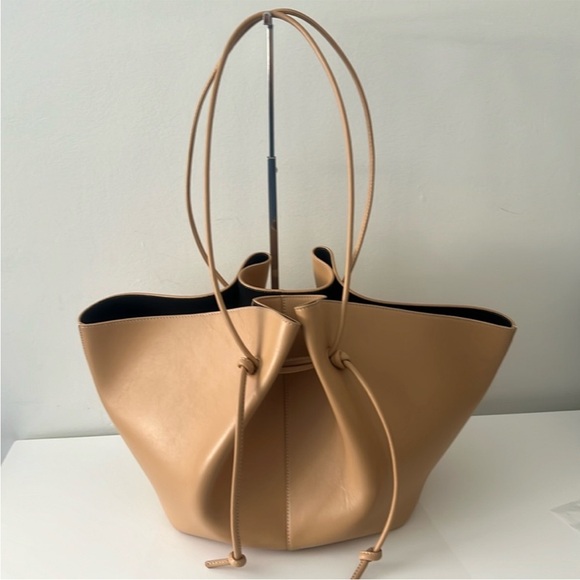 Yuzefi Large Mochi tote bag in Cashew - Picture 2 of 9